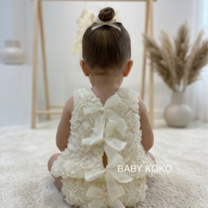 Βρεφικό Φόρεμα Εκρού με Ανάγλυφα Τριαντάφυλλα & Φιόγκο | Σετ με Bloome